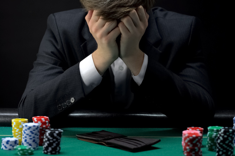 Ung man med spelberoende som spelat bort sina pengar på kasino